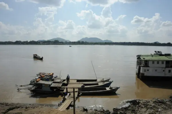 Chindwin river at Monywa / by Richard Weil / CC BY-ND 2.0 Chindwin river at Monywa, Myanmar by Richard Weil