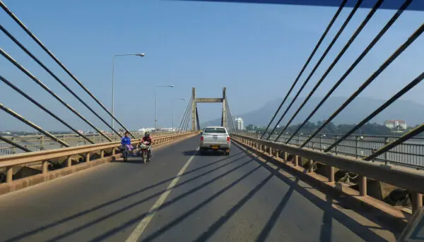 The Lao Nippon Bridge toward Pakse, Champasak Province, Laos / by Tango7174 / CC BY-SA 2.0