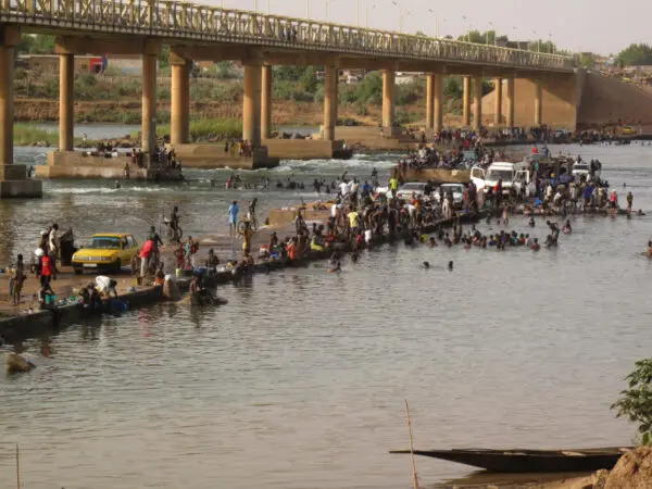 Senegal river bed, Kayes, Mali / by Emeline Hassenforder for Water Alternatives Photos / CC BY-NC-SA 2.0 Senegal river bed, Kayes, Mali / by Emeline Hassenforder for Water Alternatives Photos / 